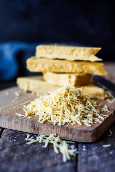 This vegan parmesan is mildly pungent, nut-free, grateable and meltable! Just the thing to enhance vegan pasta, pizza, soup and salads!